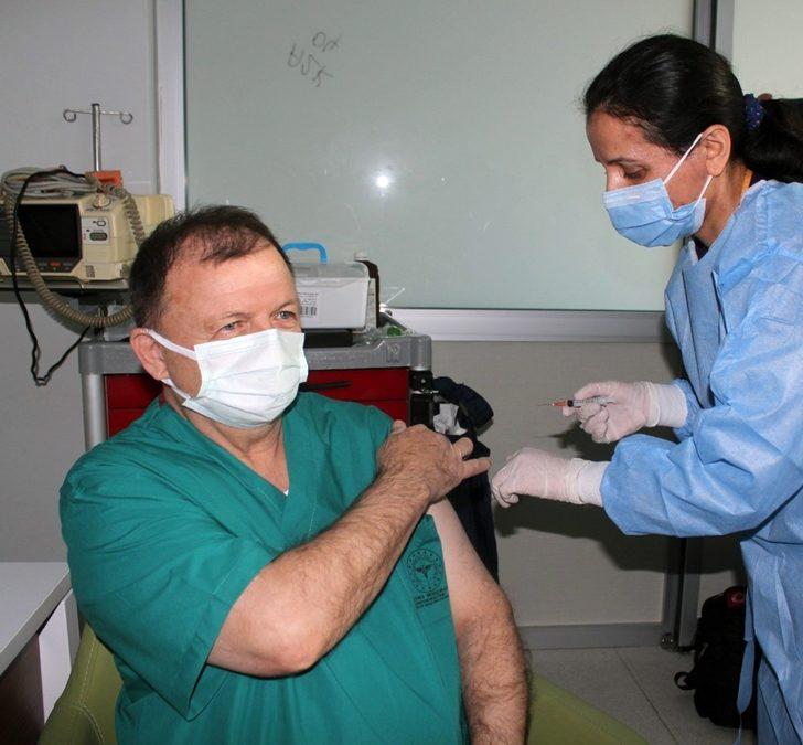 İlk aşı Sağlık Müdürü İskender Gencer’e G1