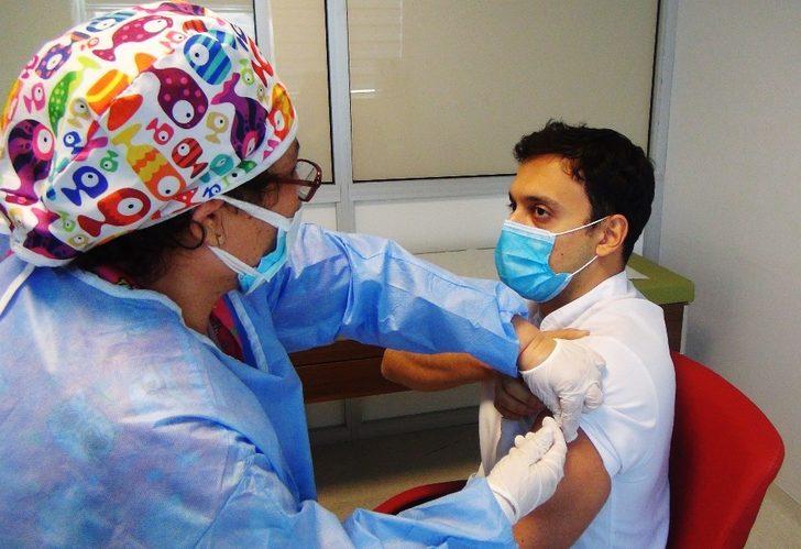 İlk aşı Sağlık Müdürü İskender Gencer’e G3