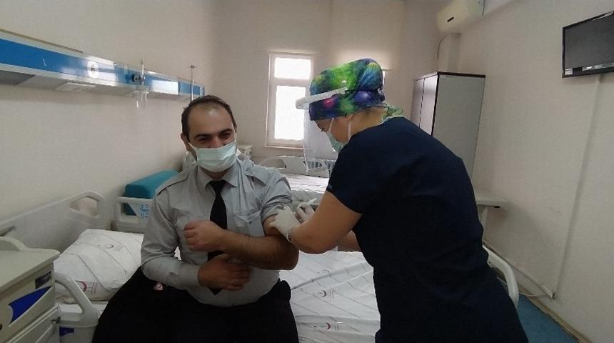 Daday’da sağlık çalışanlarına ilk korona virüs aşısı uygulandı