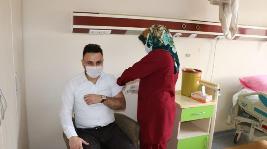 İlk Korona aşısını Başhekim Karasu vuruldu