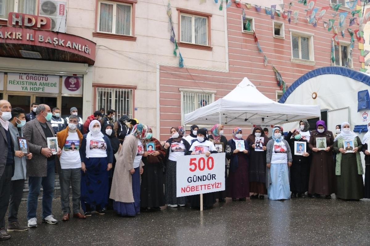 HDP &ouml;n&uuml;ndeki ailelerin evlat n&ouml;beti 500&rsquo;&uuml;nc&uuml; g&uuml;n&uuml;nde