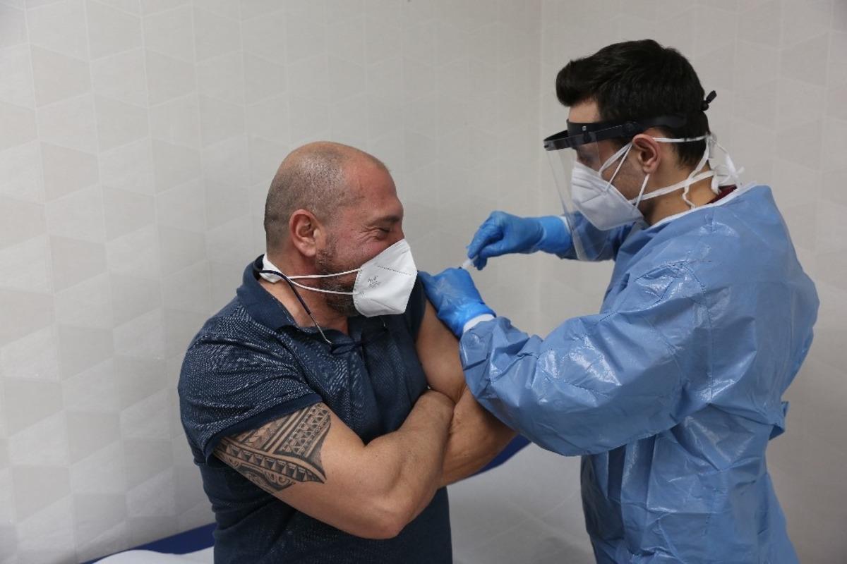 &Ouml;zel Denizli Cerrahi Hastanesi&rsquo;nde ilk Covid aşıları uygulandı