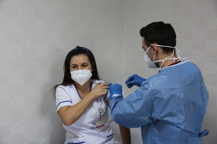 Özel Denizli Cerrahi Hastanesi’nde ilk Covid aşıları uygulandı G4