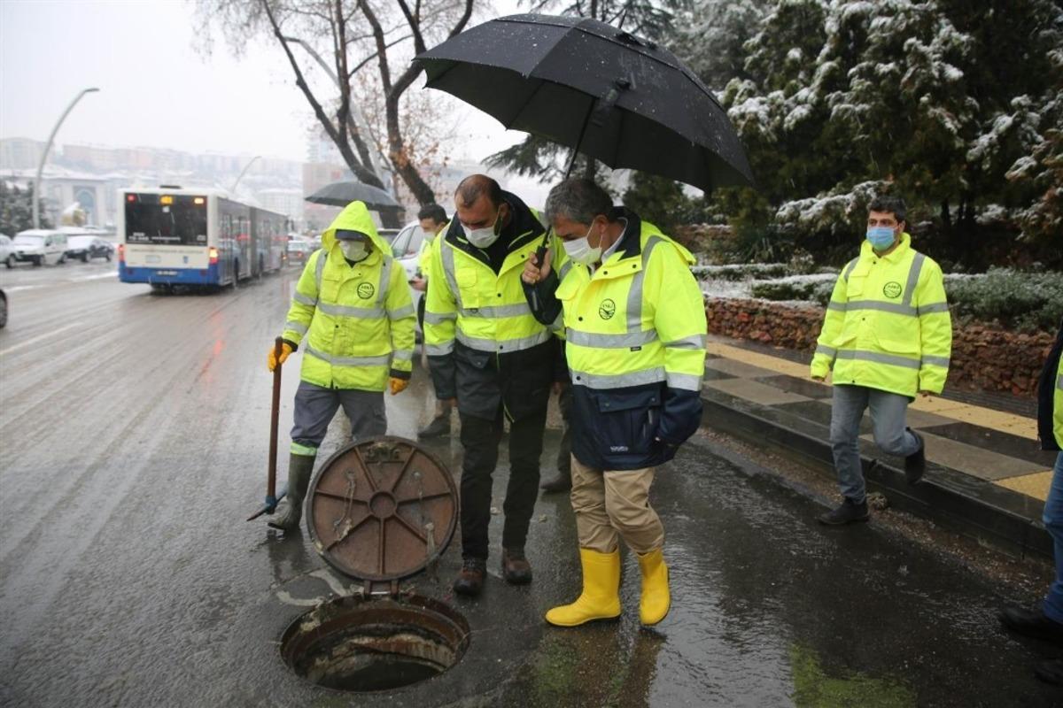 ASKİ ekipleri sahada karla m&uuml;cadele n&ouml;betinde