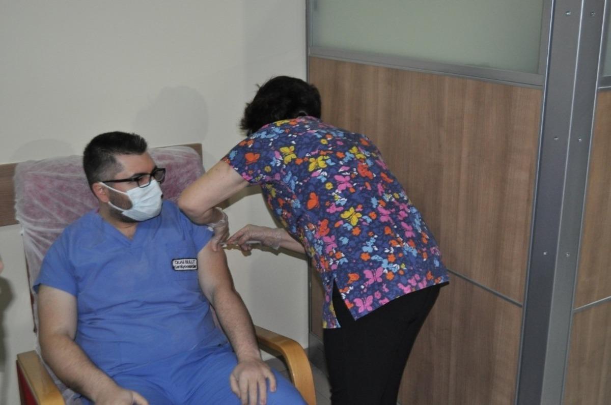 Kırşehir&rsquo;de, sağlık personelinde aşılama başladı