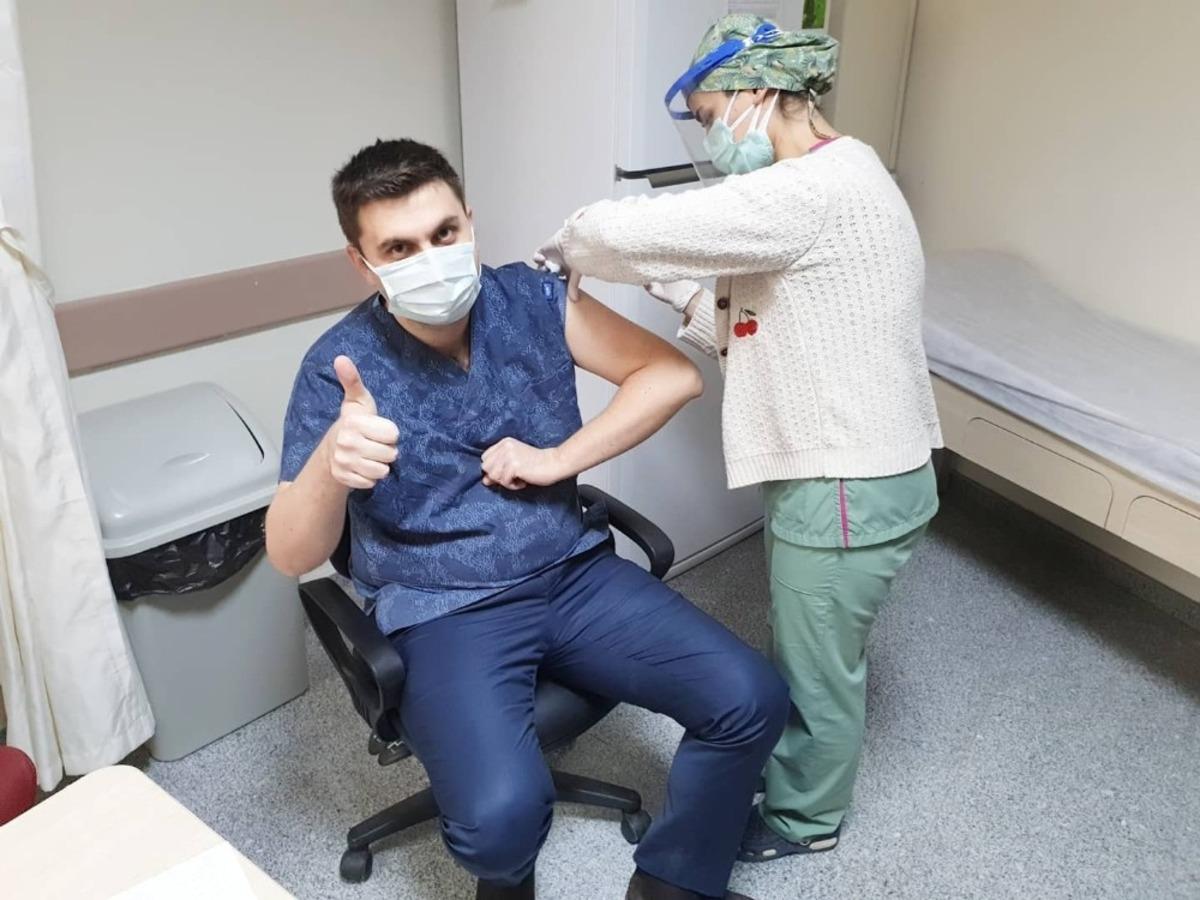 Şuhut&rsquo;ta ilk korona vir&uuml;s aşısı sağlık personellerine yapılmaya başladı