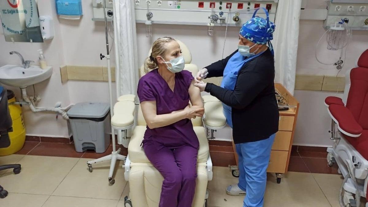 Merzifon&rsquo;da sağlık &ccedil;alışanları aşılanıyor