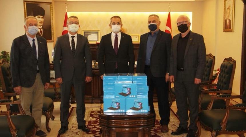 Tosya&rsquo;da 55 adet tablet, ihtiya&ccedil; sahibi &ouml;ğrencilere dağıtıldı