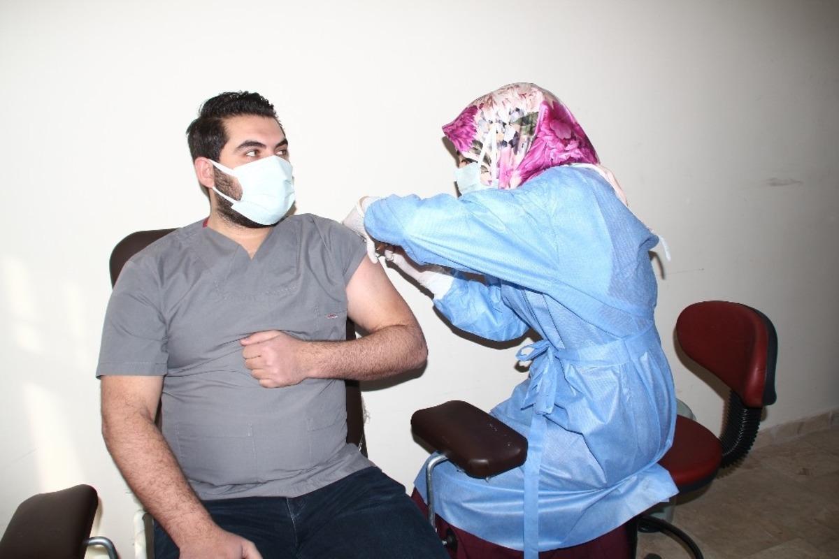 Konya&rsquo;nın Yunak il&ccedil;esinde ilk Covid-19 aşısı yapıldı