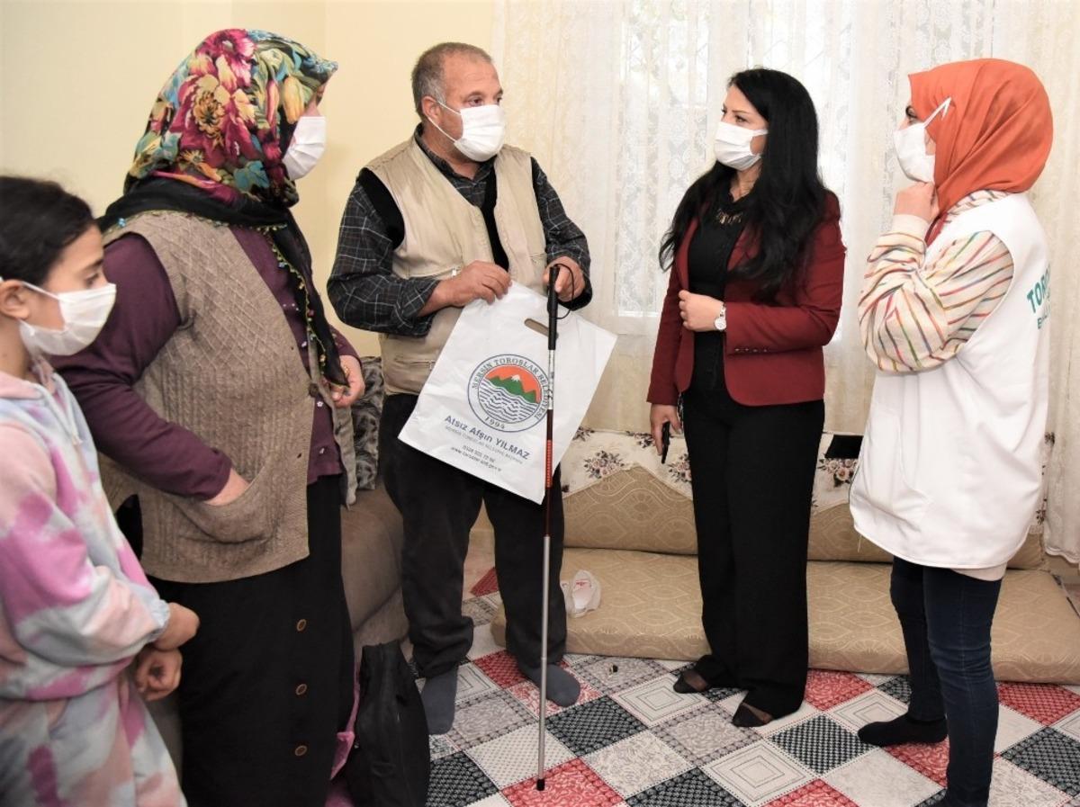 Toroslar Belediyesinden g&ouml;rme engelli bireylere &rsquo;beyaz baston&rsquo;