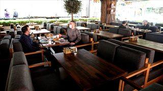 Cumartesi ve pazar günü kafe, restoran ve lokantalar açık mı? Masaya servis yapılıyor mu?