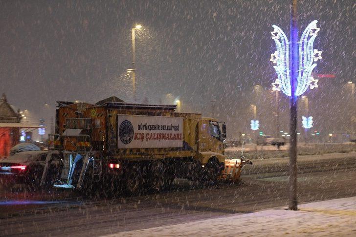 Büyükşehir, 16 ilçede gece boyu karla mücadele etti G3