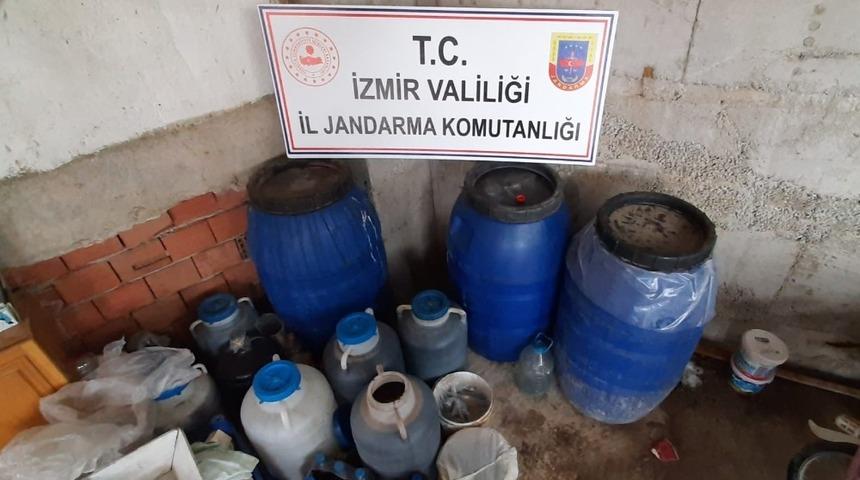 İzmir&rsquo;de jandarma 600 litre ka&ccedil;ak şarap ele ge&ccedil;irdi