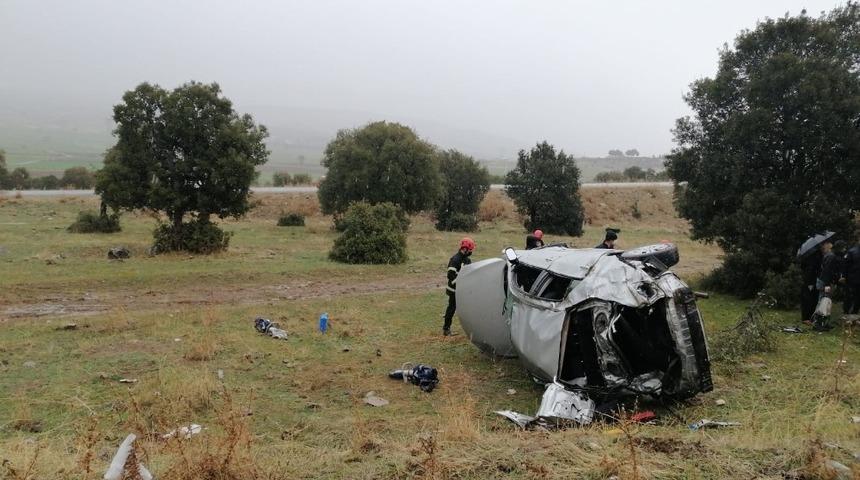 Takla atan otomobil tarlaya u&ccedil;tu: 2 yaralı