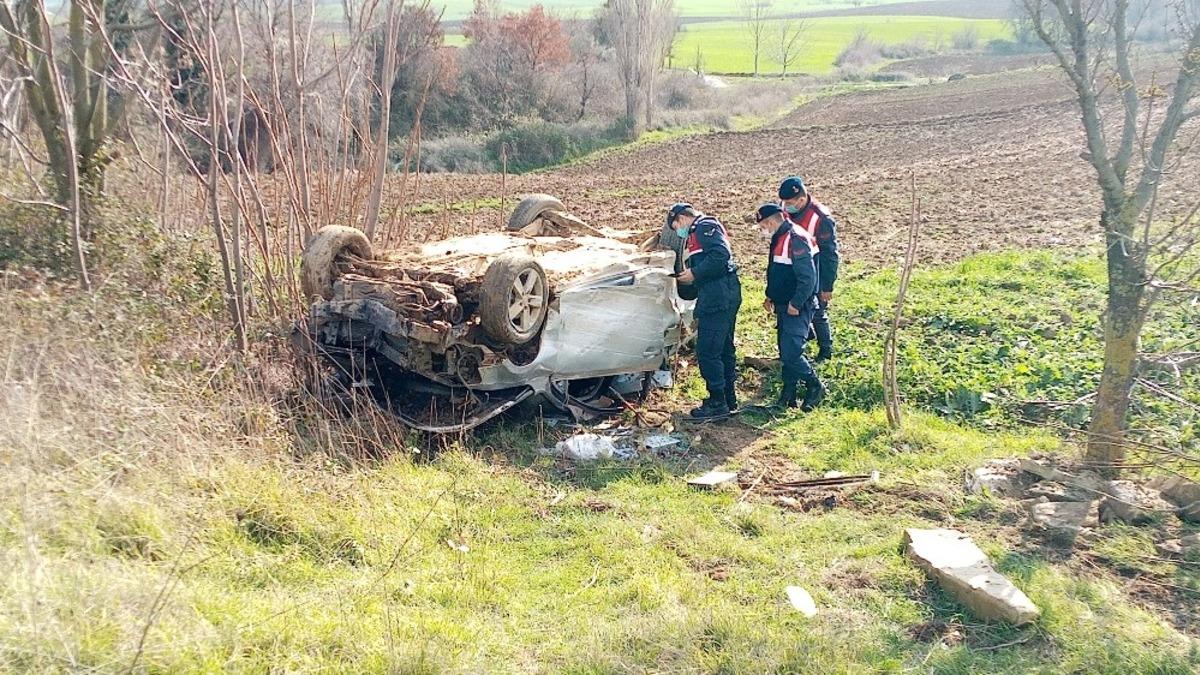 Ağa&ccedil;lara &ccedil;arparak taklalar atan otomobil hurdaya d&ouml;nd&uuml;: 1 yaralı