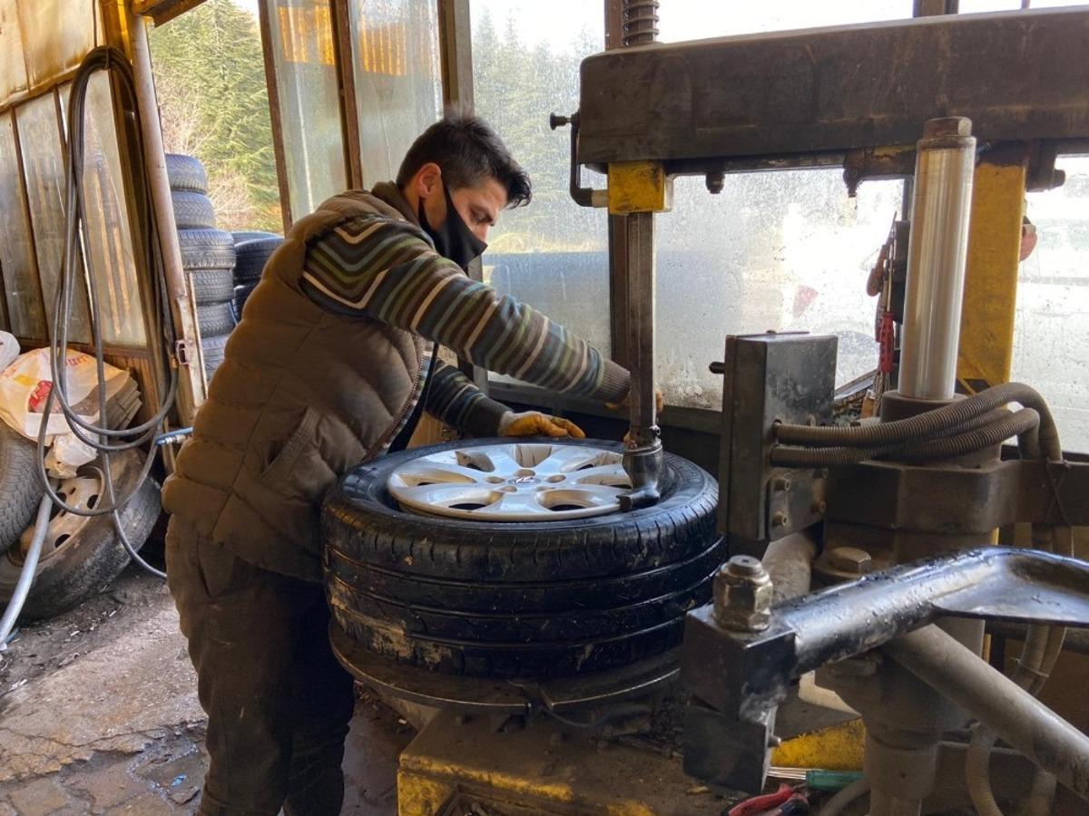 Afyonkarahisar&rsquo;daki lastik&ccedil;ilerin kar mesaisi başladı