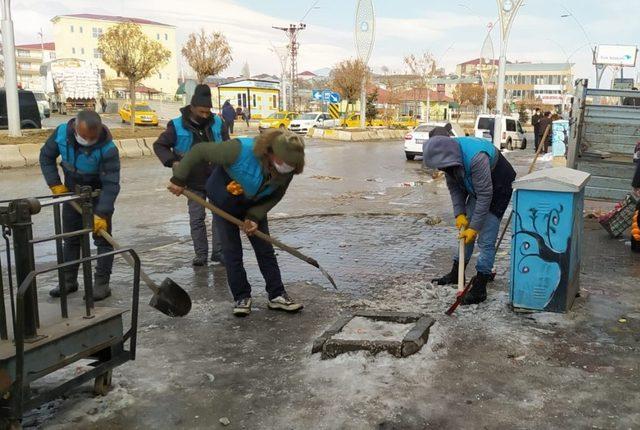 Çaldıran’da kış ortasında bahar temizliği