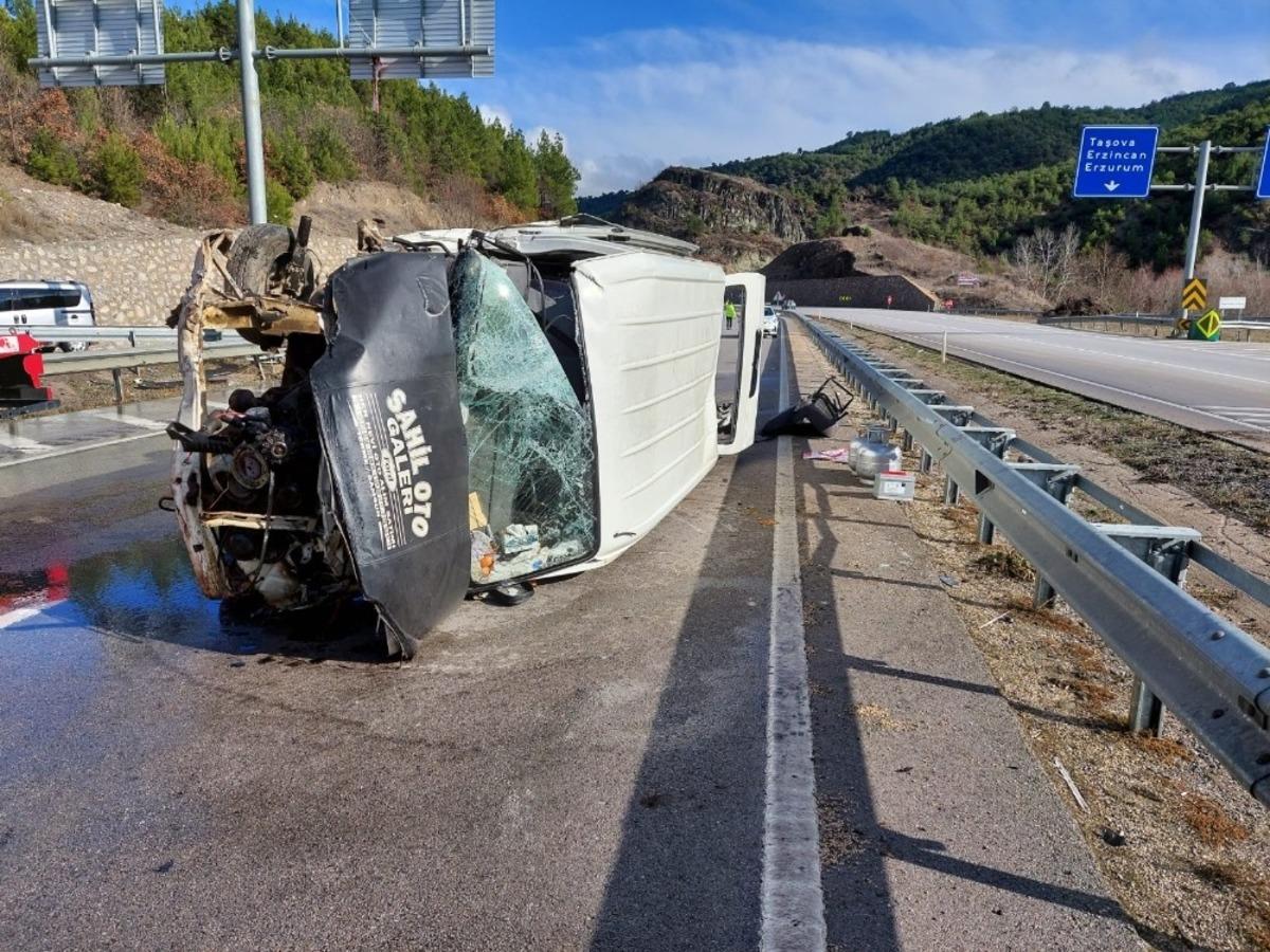 Amasya&rsquo;da minib&uuml;s devrildi: 2 yaralı