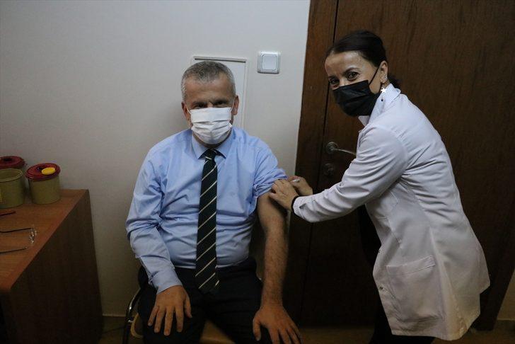 Karabük, Düzce, Bolu, Bartın ve Zonguldak'ta CoronaVac aşısı sağlık personeline uygulanmaya başlandı G1