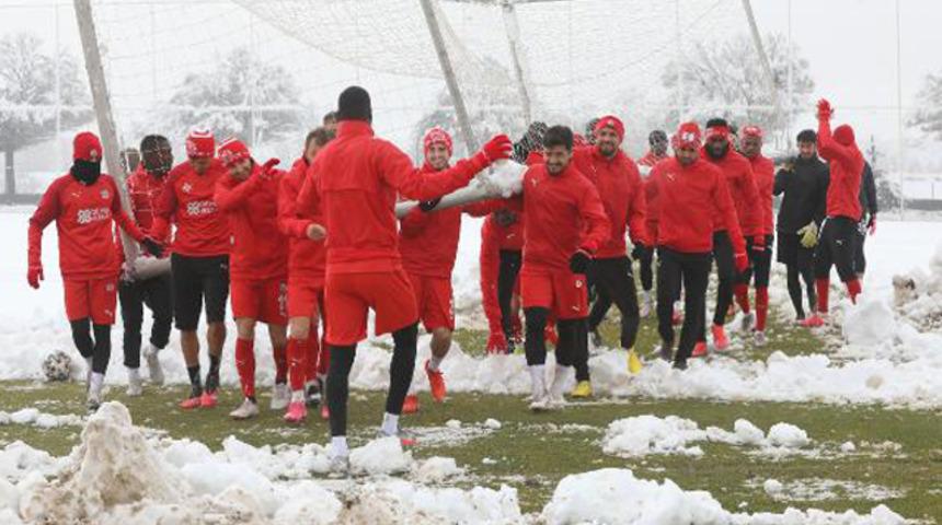 Sivasspor kar yağışı altında çalıştı