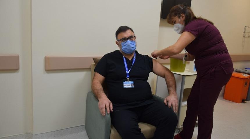 D&uuml;zce &Uuml;niversitesi Hastanesi&rsquo;nde sağlık &ccedil;alışanlarına aşı başlandı