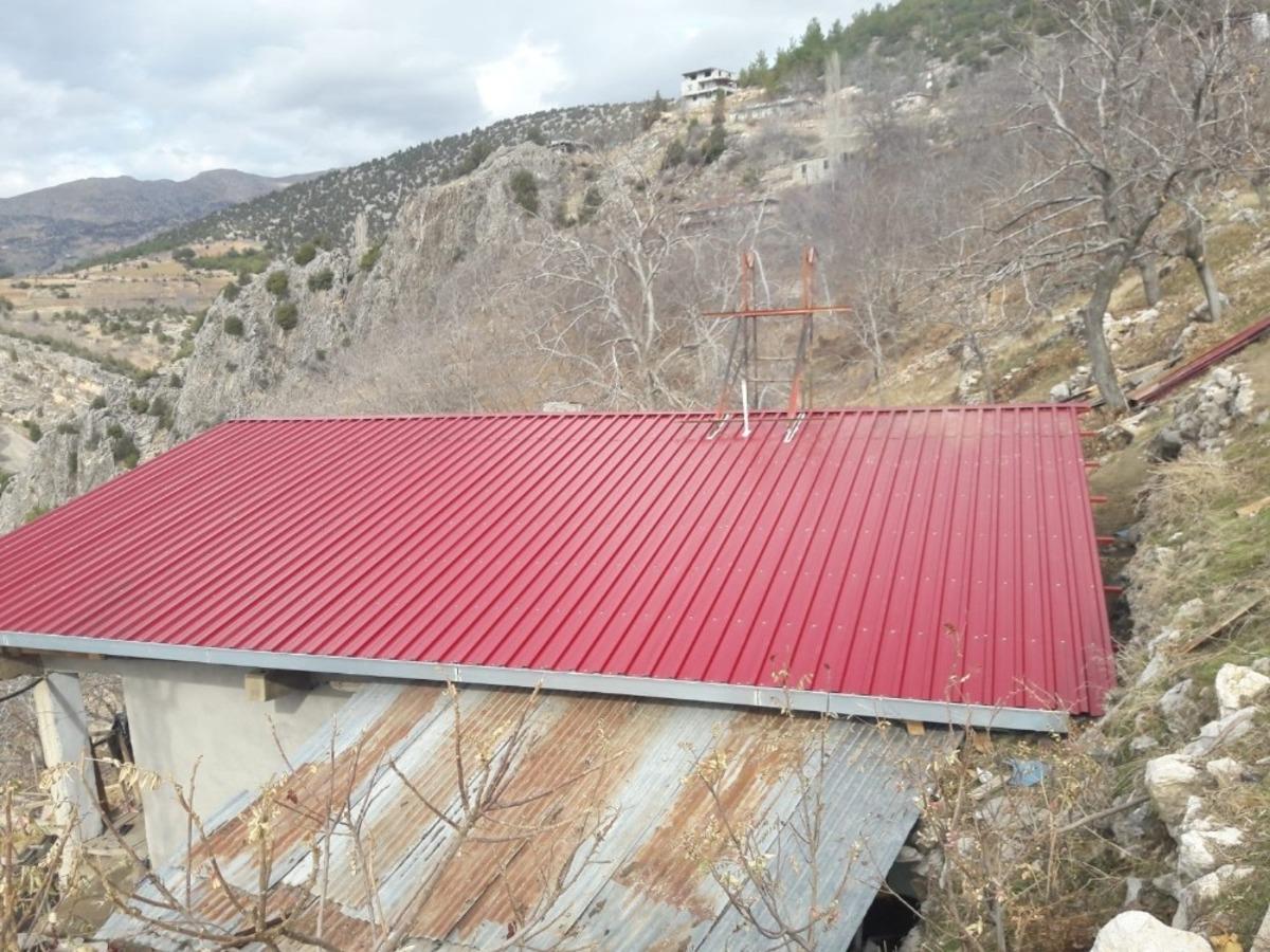 Yangında zarar g&ouml;ren evin &ccedil;atısı onarıldı