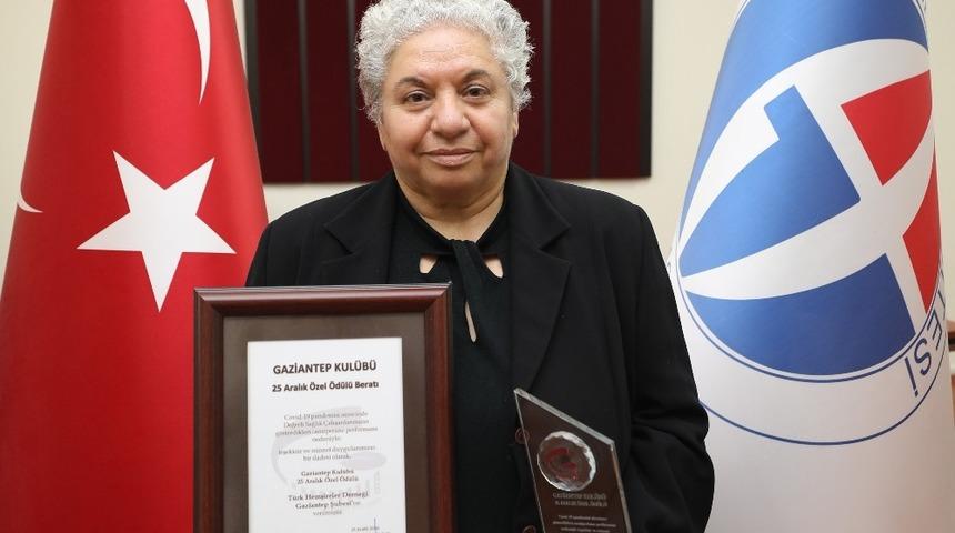 25 Aralık &ouml;zel &ouml;d&uuml;l&uuml; GA&Uuml;N&rsquo;l&uuml; akademisyene