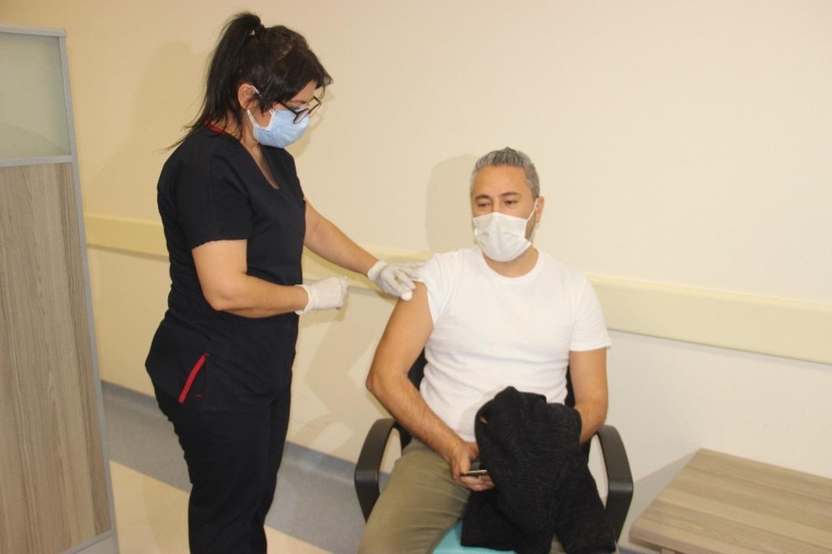 Alanya&rsquo;da sağlık &ccedil;alışanları aşılanmaya başlandı