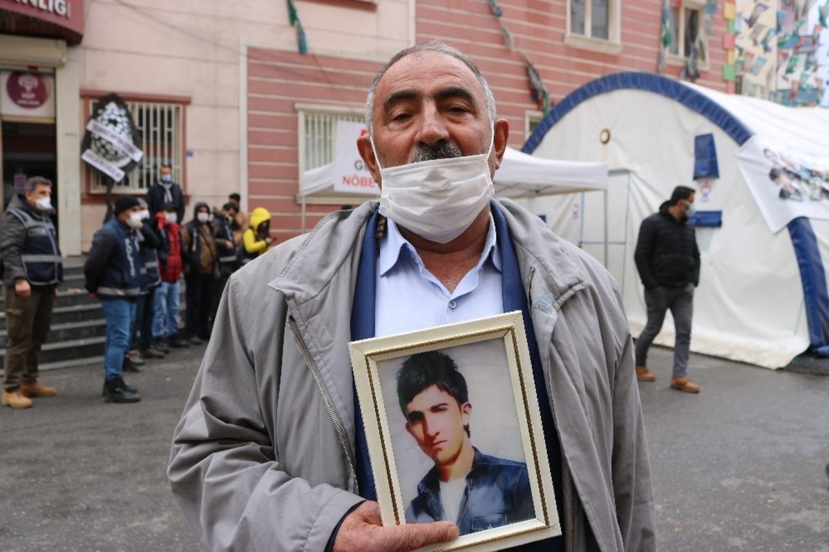 HDP &ouml;n&uuml;ndeki eylemin 500&rsquo;&uuml;nc&uuml; g&uuml;n&uuml;nde bir aile daha &ccedil;ocuğuna kavuşmak i&ccedil;in n&ouml;bete katıldı