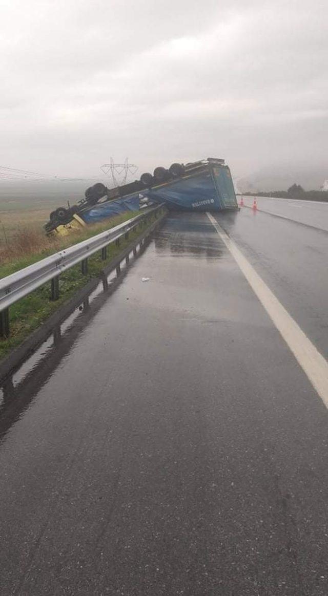 Yoldan çıkan tır ters döndü