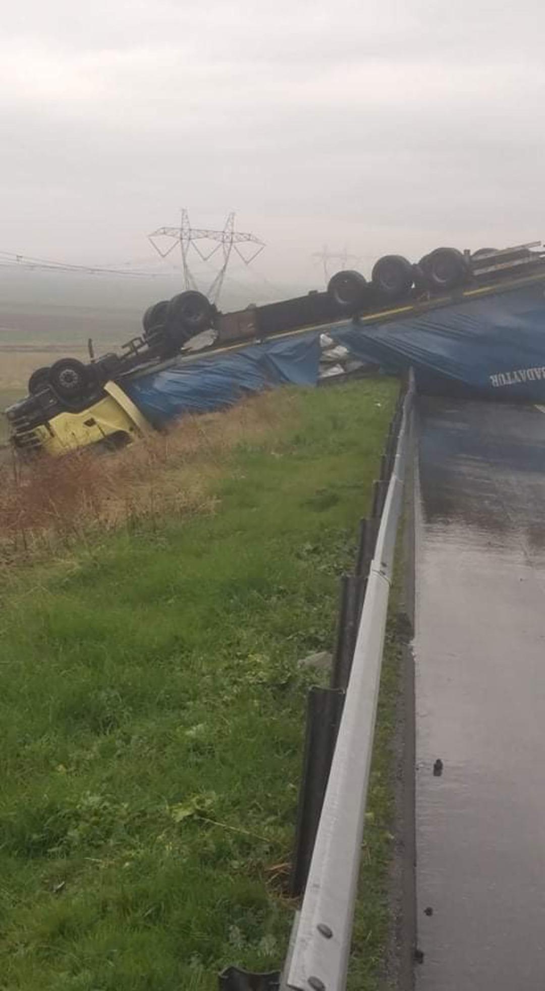 Yoldan çıkan tır ters döndü