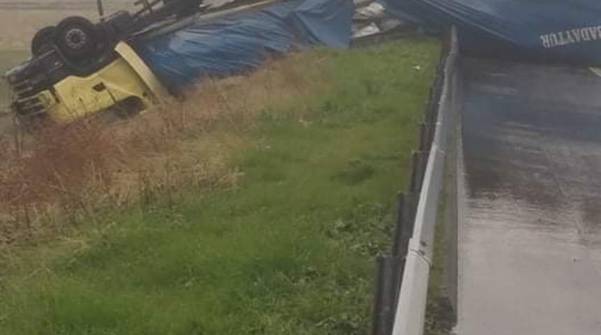 Yoldan çıkan tır ters döndü