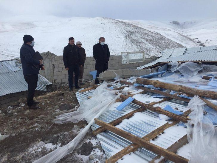 Şiddetli rüzgar ahırın çatısını uçurdu G3