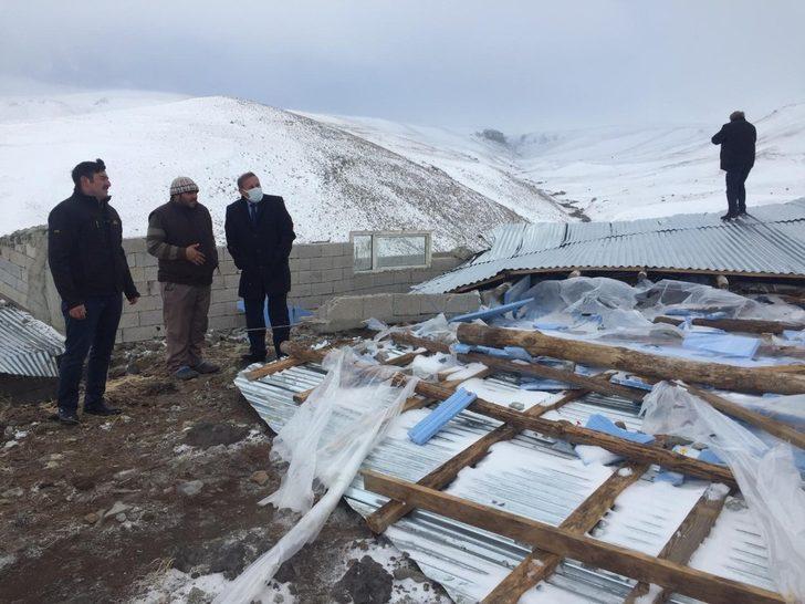 Şiddetli rüzgar ahırın çatısını uçurdu G5