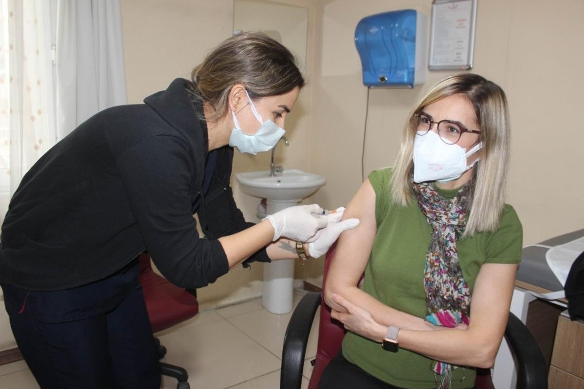 Salihli&rsquo;de ilk aşı başhekim yardımcısına yapıldı