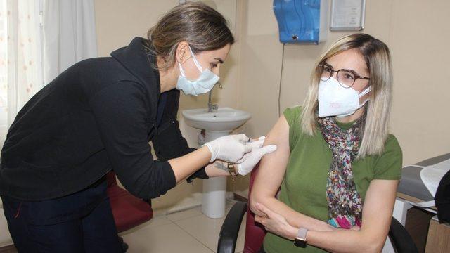 Salihli’de ilk aşı başhekim yardımcısına yapıldı