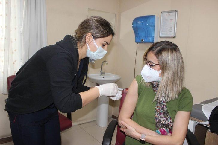 Salihli’de ilk aşı başhekim yardımcısına yapıldı G2