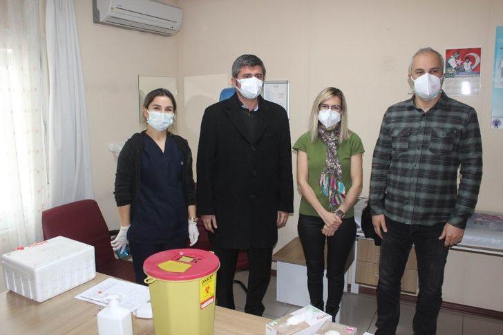 Salihli’de ilk aşı başhekim yardımcısına yapıldı G3