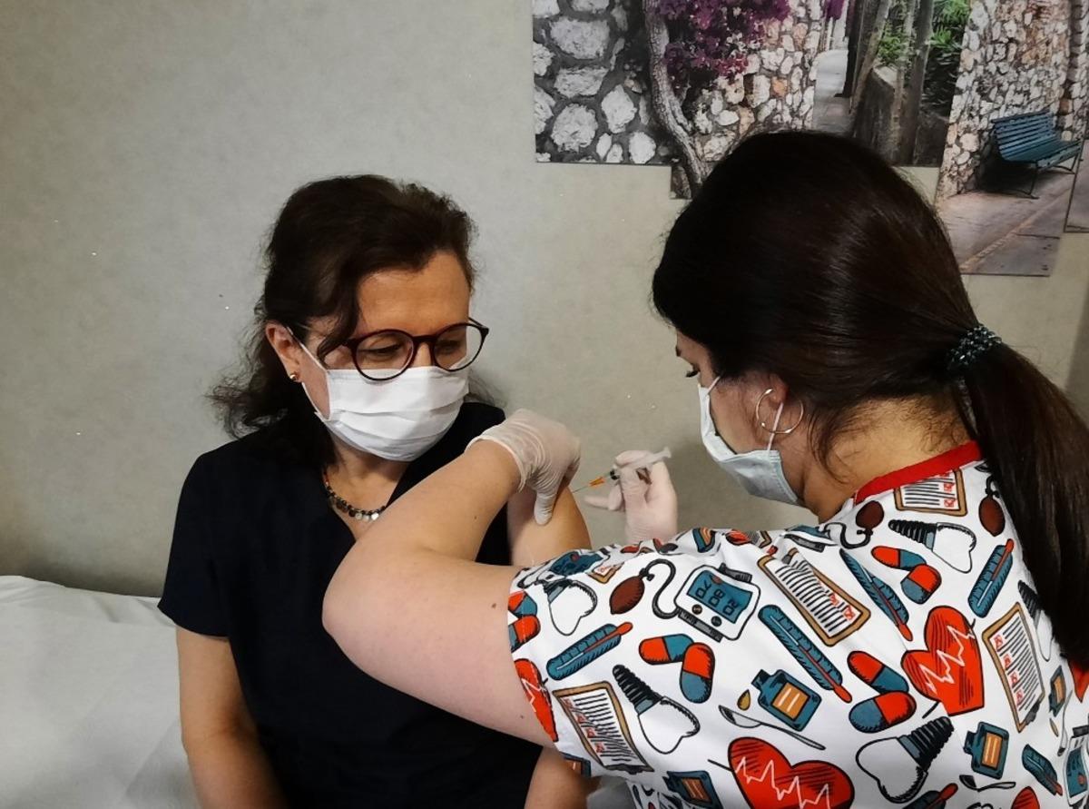 Denizli Tekden Hastanesi&rsquo;nde hekimler ve sağlık &ccedil;alışanları aşılarını oldu