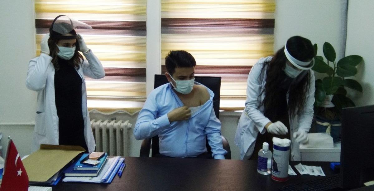 Silvan&rsquo;da sağlık &ccedil;alışanlarının aşılanmasına başlandı