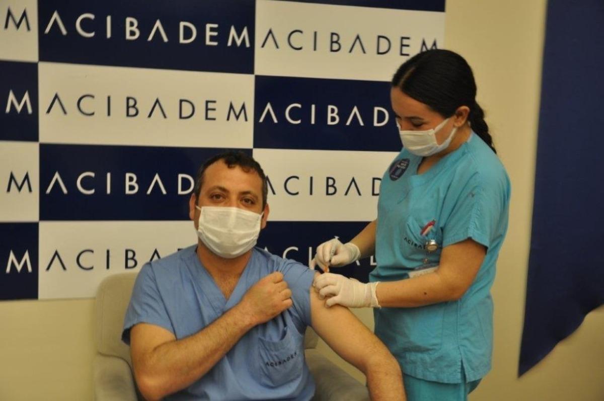 Aşı olan sağlık&ccedil;ılar &rsquo;Covid-19&rsquo;a karşı bende aşı oldum&rsquo; sticker taktı