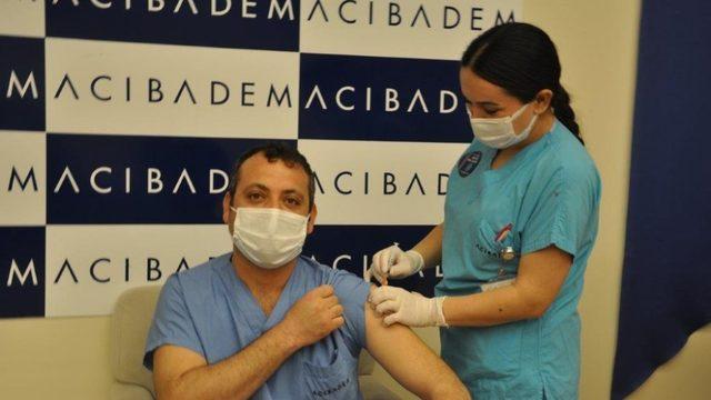 Aşı olan sağlıkçılar ’Covid-19’a karşı bende aşı oldum’ sticker taktı