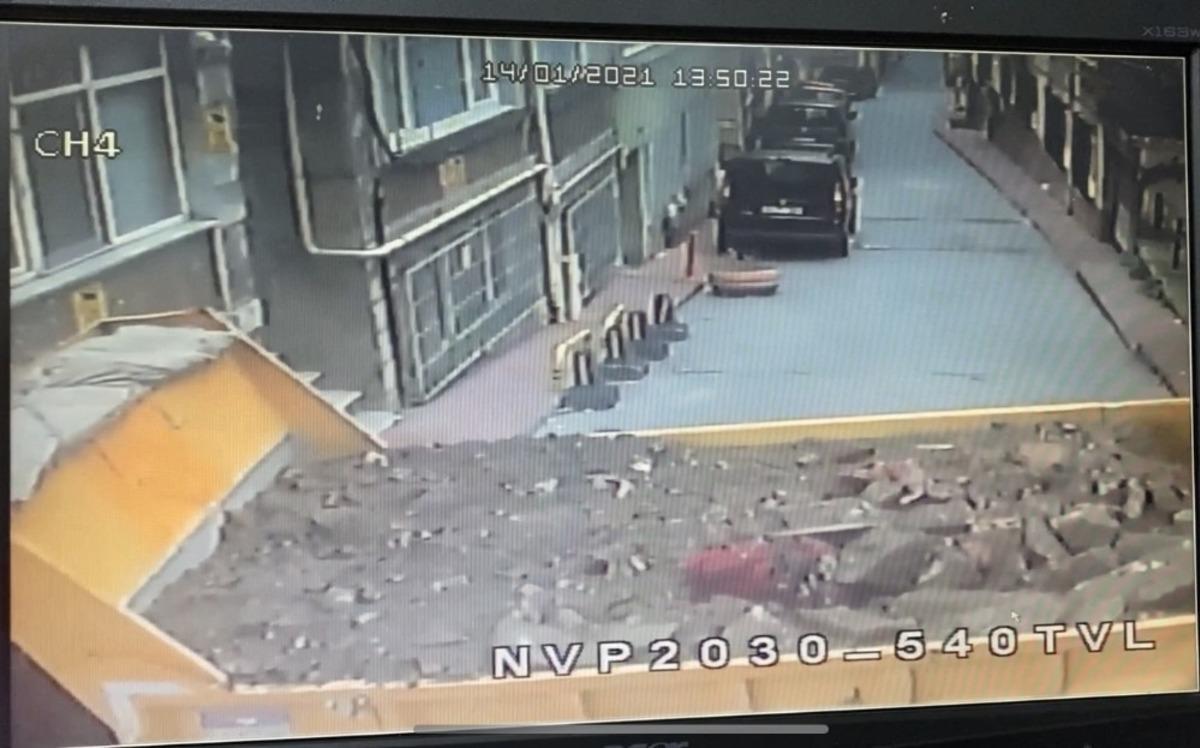 Beyoğlu&rsquo;nda kamyonetin binaya &ccedil;arptı anlar kamerada
