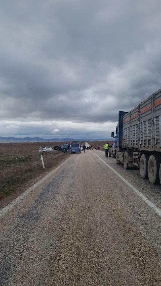 Eskişehir’de çarpışan 2 araç şarampole yuvarlandı: 1’i ağır 2 yaralı