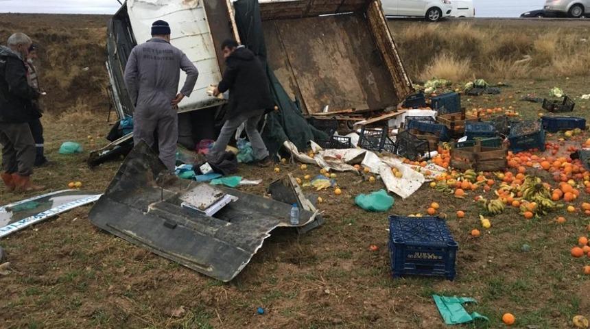 Konya&rsquo;da sebze meyve y&uuml;kl&uuml; kamyonet devrildi: 1 yaralı