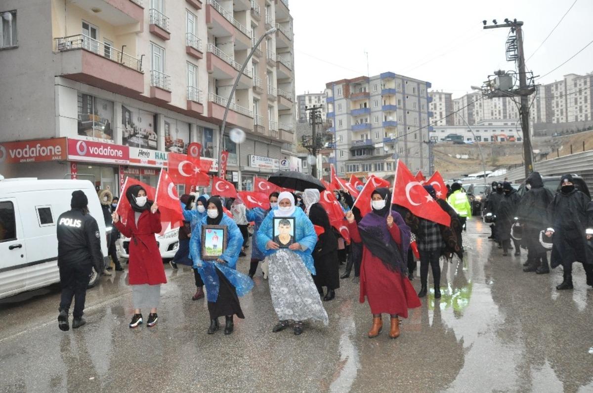 Şırnak anneleri, sağanak yağışa rağmen HDP&rsquo;den &ccedil;ocuklarını istedi