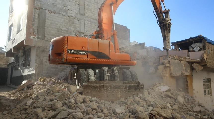 Haliliye&rsquo;de metruk yapıyı yıkılıyor