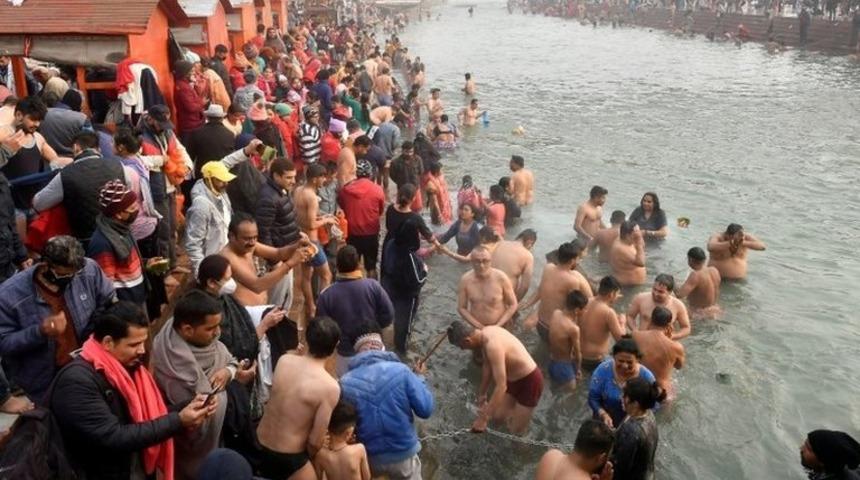 Covid: &Ccedil;oğu maskesiz y&uuml;z binlerce Hindu, kutsal g&ouml;rd&uuml;kleri Ganj Nehri'nde toplandı