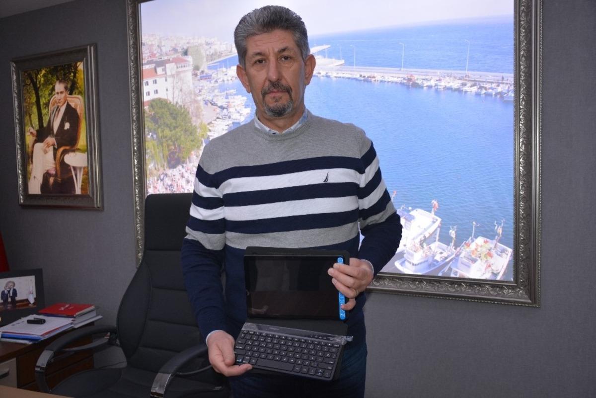 Odadan &ouml;ğrencilere tablet desteği