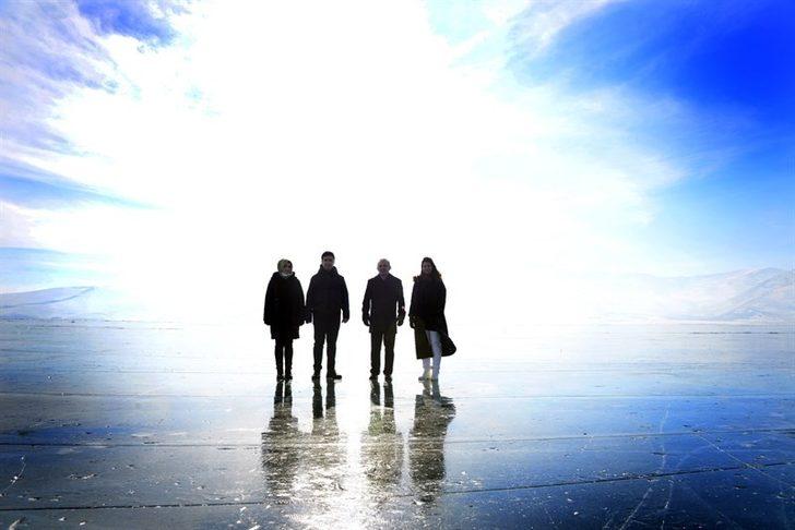 Vali Hüseyin Öner, yüzeyi buz tutan Çıldır Gölü’nde incelemelerde bulundu G1